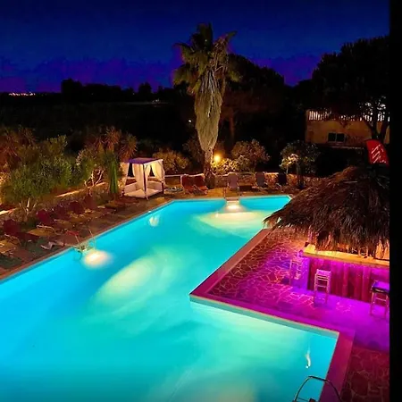 Royal Club - Aqua Poolside Bliss Hotel